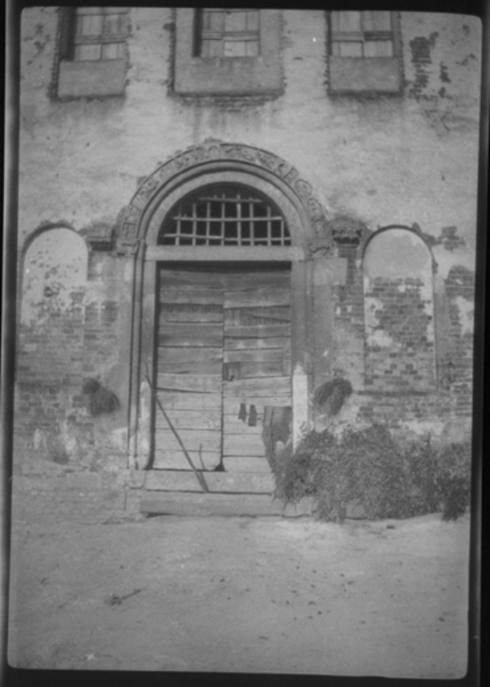 Paolo Verzone, Calvenzano, portale