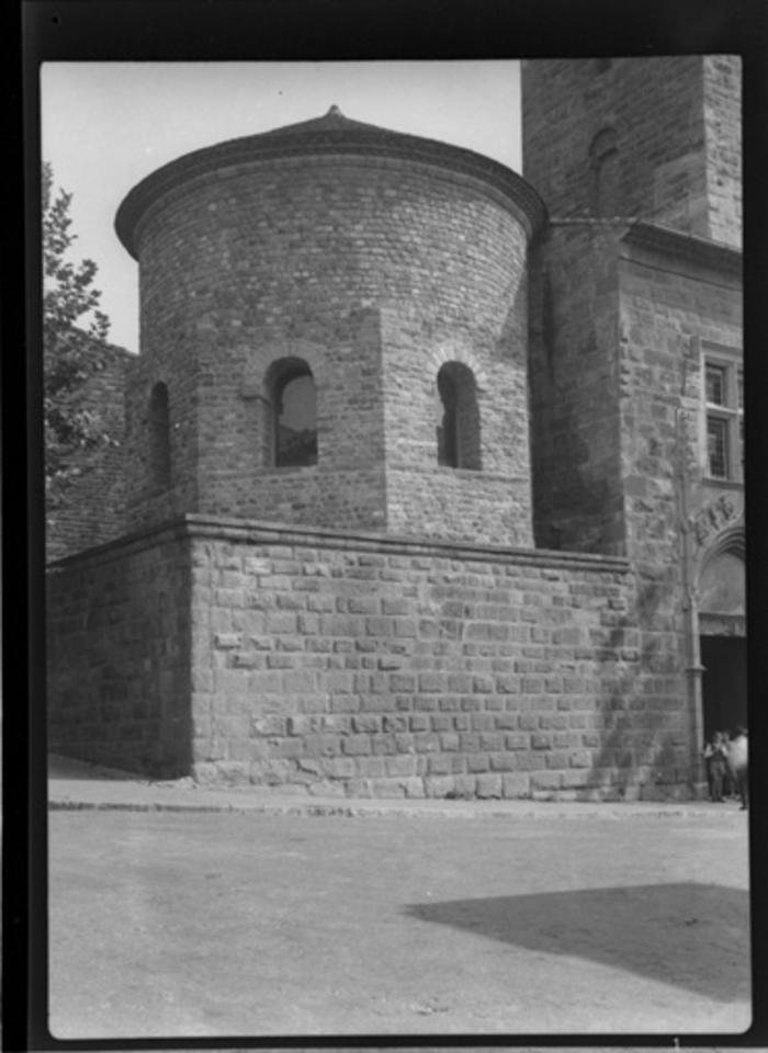 Paolo Verzone, Fréjus - Battistero, esterno