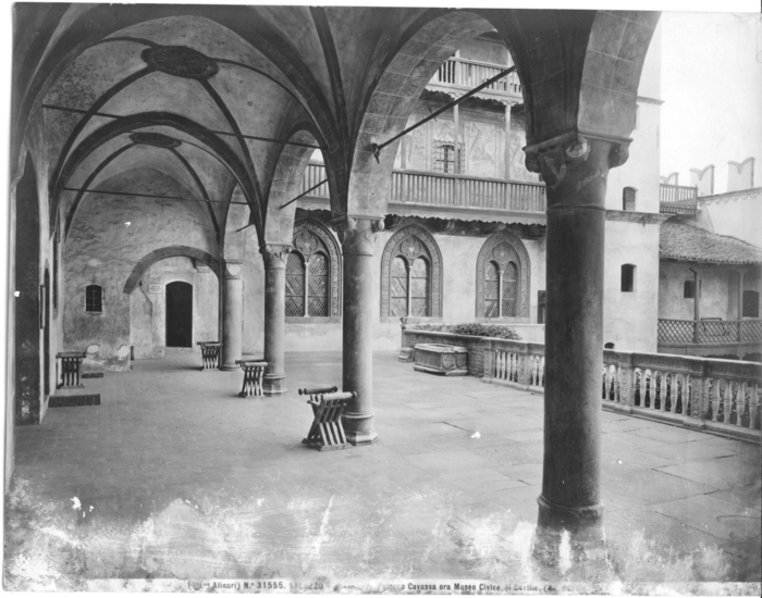 Saluzzo  (Piemonte) - Palazzo Cavassa ora Museo Civico. Il cortile (XV secolo)