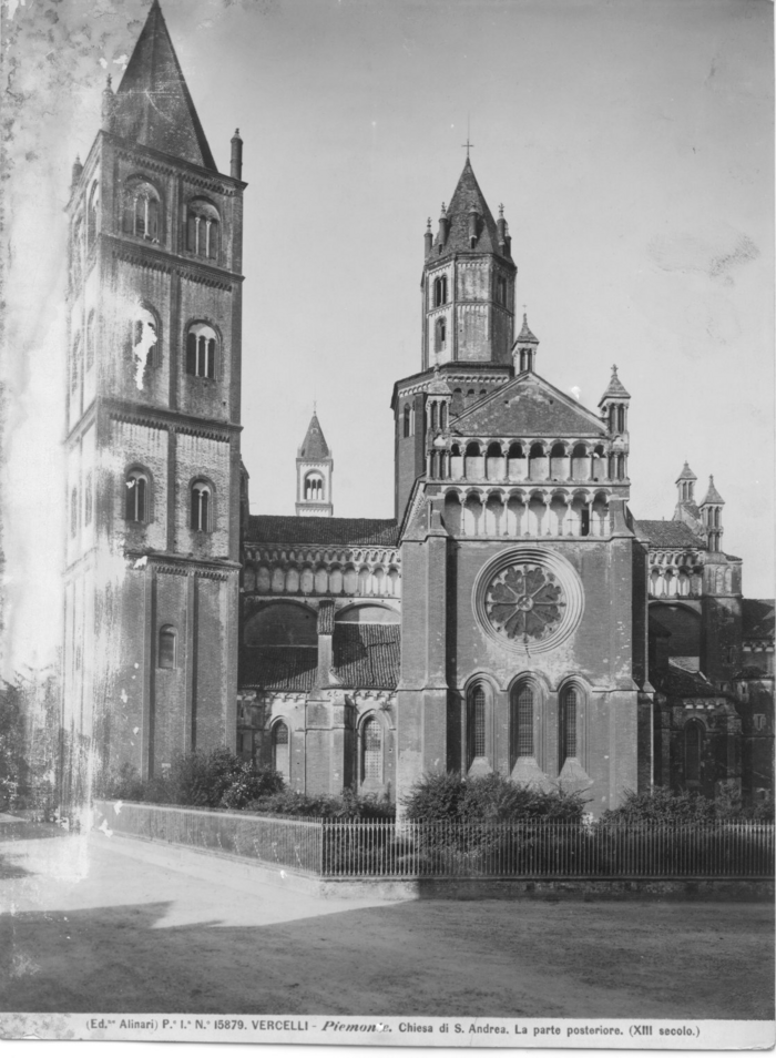 Vercelli  (Piemonte) - Chiesa di S. Andrea. La parte posteriore (XIII secolo)