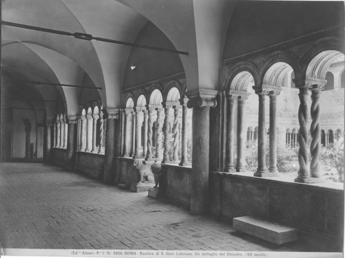 Roma - Basilica di San Giovanni in Laterano. Un dettaglio del chiostro. (XII secolo.)