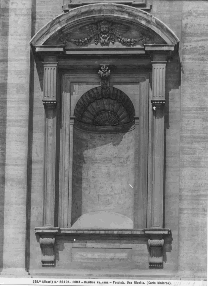 Roma - Basilica Vaticana. Facciata. Una nicchia