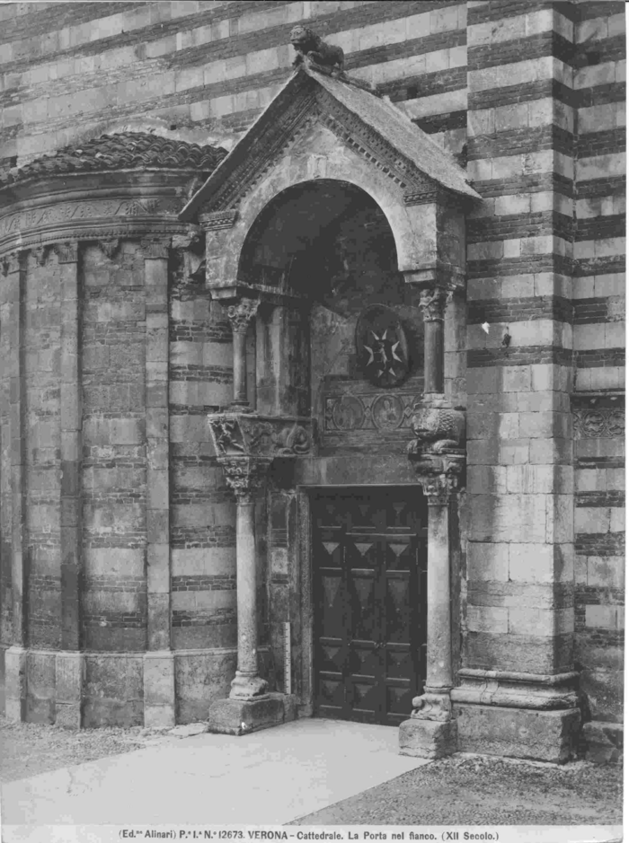 Verona - Cattedrale. La porta nel fianco (XII secolo)