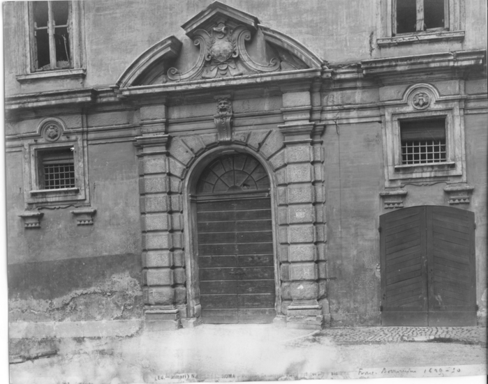 Roma - Palazzo Barberini. Porta nel cortile a sinistra. 