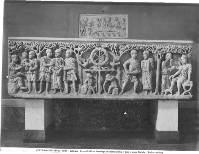 Roma - Laterano -  Museo Cristiano. Sarcofago col monogramma di Gesù e scene bibliche (scultura antica)