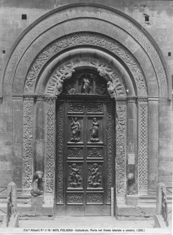 Foligno - Cattedrale. Porta nel fronte laterale a sinistra. (1201.)