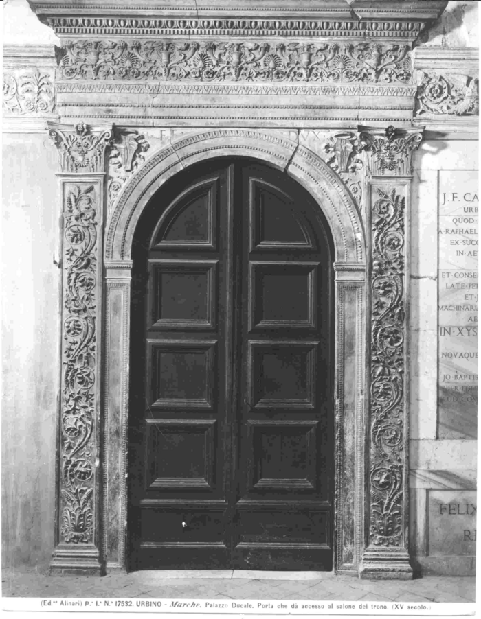 Urbino - Palazzo Ducale. Porta che dà accesso al salone del trono (XV secolo)