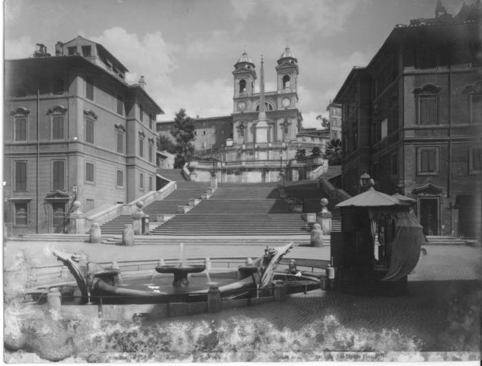 Roma - Piazza di Spagna. Veduta dalla fontana della Barcaccia