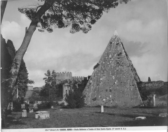 Roma - Porta Ostiense e Tomba di Caio Cestio Epulo. (1° secolo A.C.).