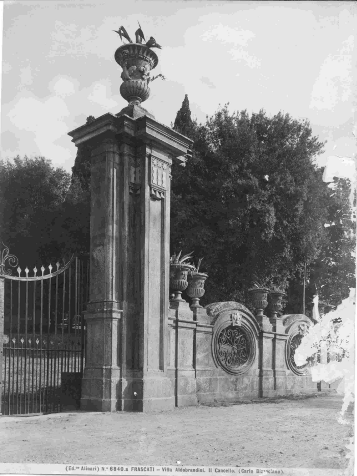 Frascati - Villa Aldobrandini. Il Cancello.