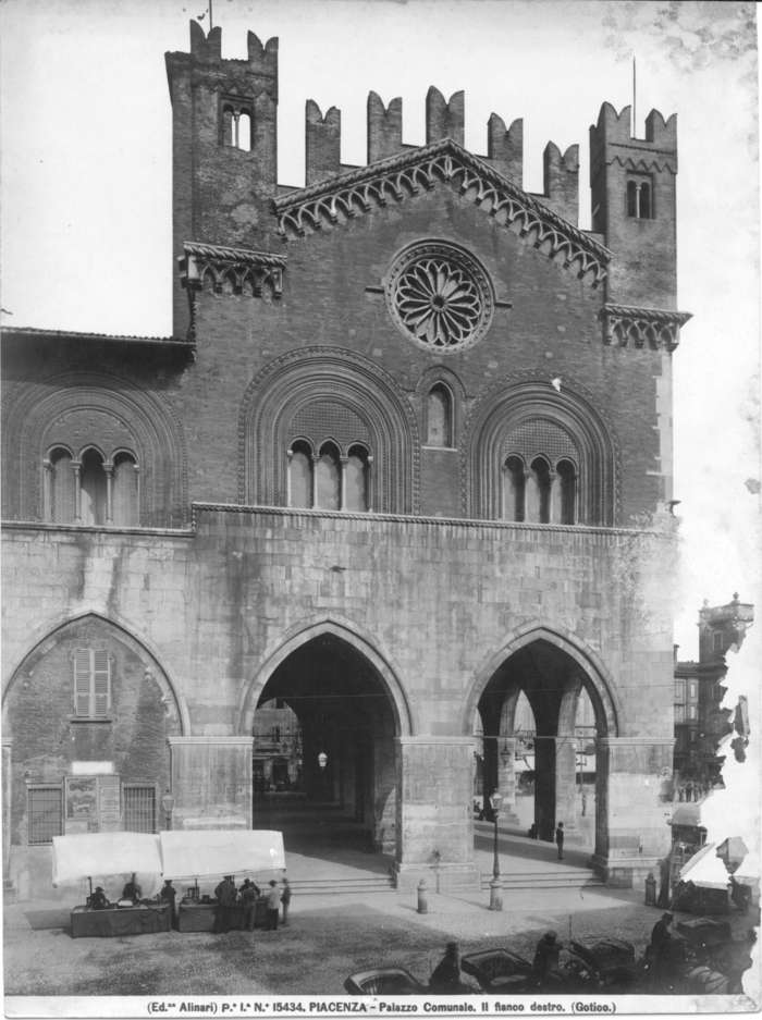 Piacenza - Palazzo Comunale. Il fianco destro (gotico)