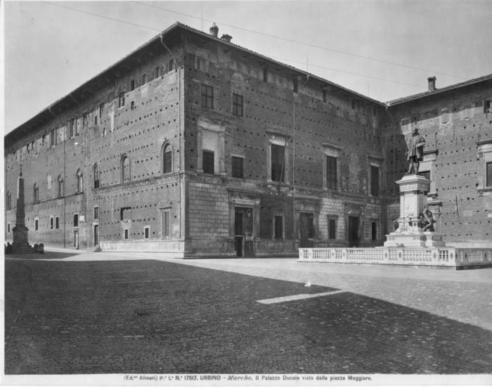 Urbino - Il palazzo Ducale visto dalla piazza Maggiore