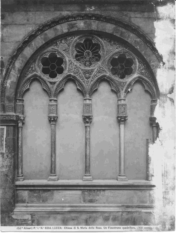 Lucca - Chiesa di S. Maria della Rosa. Un finestrone quadriforo (XIV secolo)