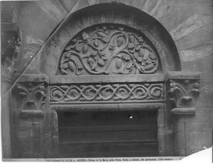 Arezzo - Chiesa di S. Maria della Pieve. Porta a sinistra. Un particolare (XIII secolo)