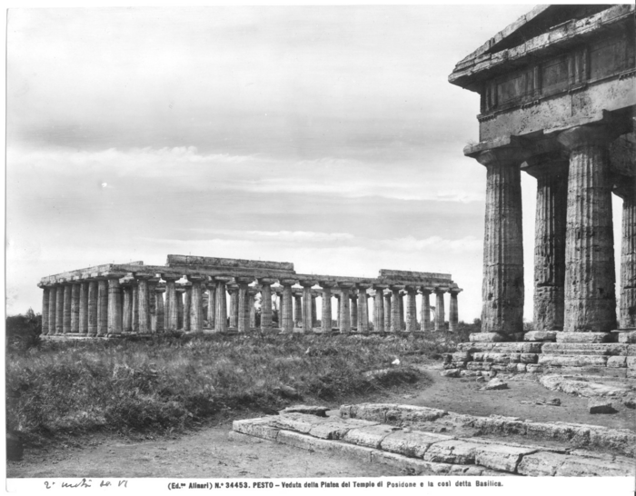 Pesto - Veduta della platea del Tempio di Posidone e la cosi' detta Basilica.