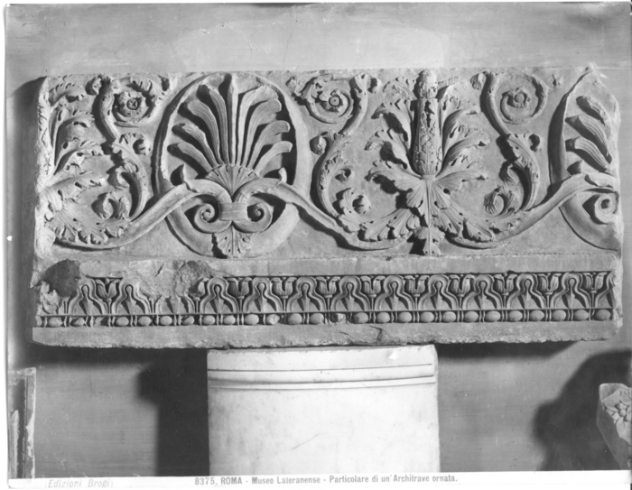 Roma - Museo Lateranense. Particolare di un' architrave ornata