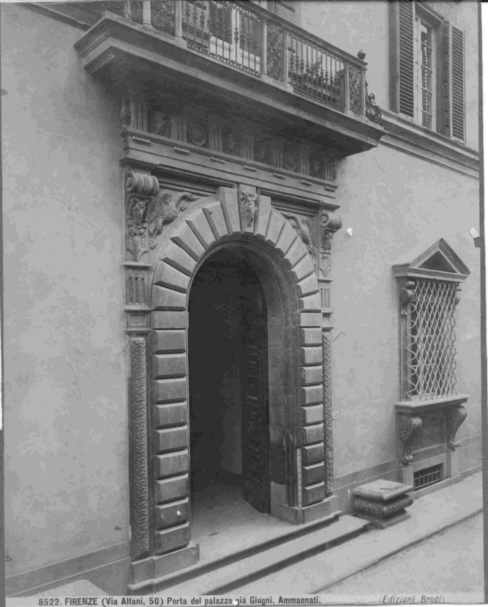 Firenze - Via Alfani, 50 - Porta del palazzo già Giugni,  Ammannati.