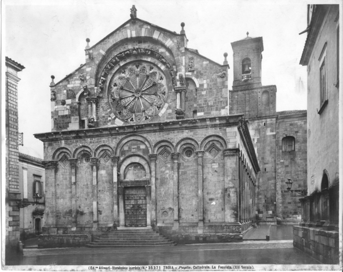 Troia (Puglie) - Cattedrale. La Facciata. (XII secolo)