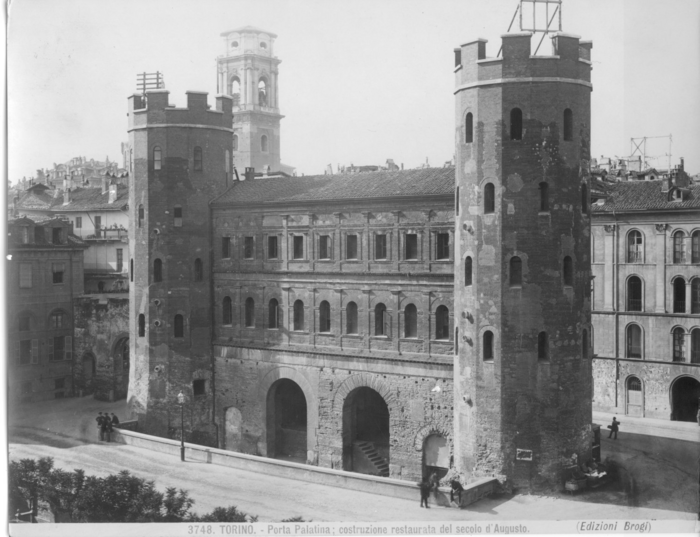 Torino. - Porta Palatina; costruzione restaurata del secolo d' Augusto.