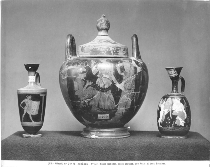 Athènes  - Musée National. Vases attiques, une Pyxis et deux Lécythes