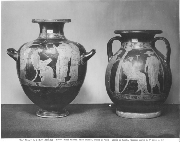 Athènes  - Musée National. Vases attiques, Hydrie et Peliké. Scènes de famille (seconde moitié du V siècle a.C.)