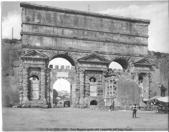 Roma. Porta Maggiore aperta sotto l' acquedotto dell' Acqua Claudia.