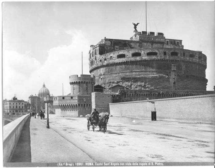 Roma - Castel Sant' Angelo con vista della cupola di S. Pietro