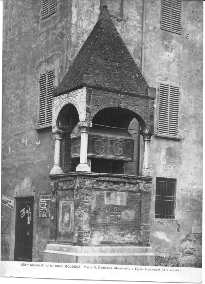 Bologna - Piazza S. Domenico, Monumento a Egidio Foscherari : XIII secolo