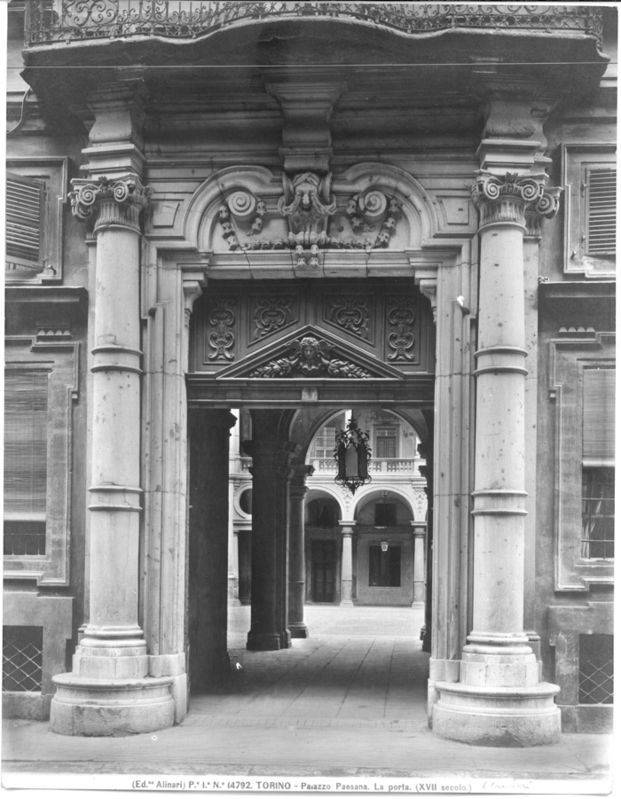 Torino - Palazzo Paesana. La porta. (XVII secolo).