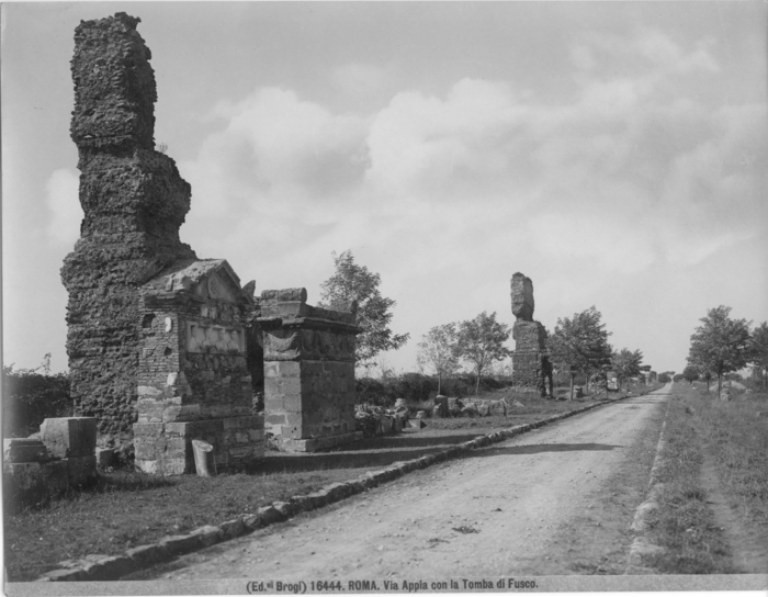 Roma - Via Appia con la tomba di Fusco