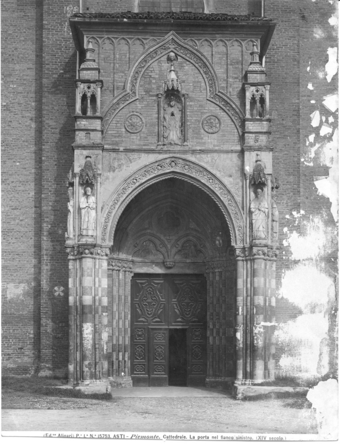 Asti (Piemonte) - Cattedrale. La porta nel fianco sinistro (XIV secolo)