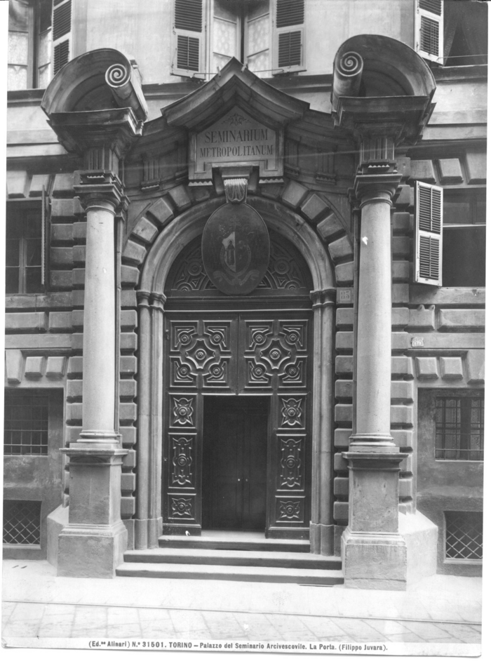 Torino - Palazzo del Seminario Arcivescovile. La porta