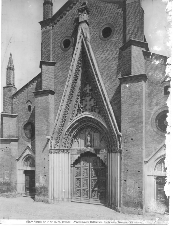 Chieri (Piemonte) - Cattedrale. Porta nella facciata (XV secolo)