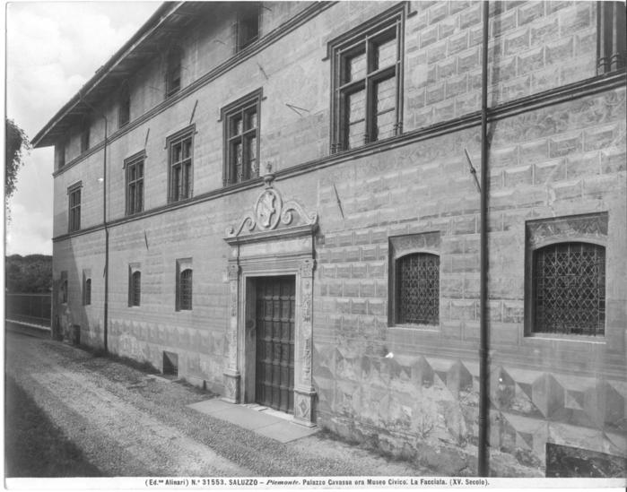 Saluzzo (Piemonte) - Palazzo Cavassa ora Museo Civico. La facciata  (XV secolo)