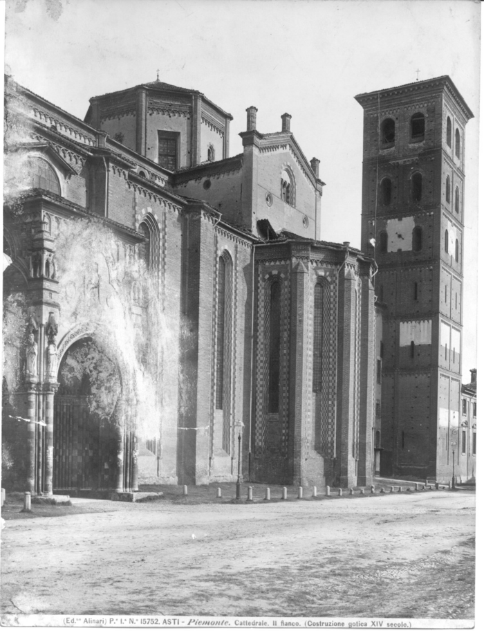 Asti (Piemonte) - Cattedrale. Il fianco (XIV secolo)