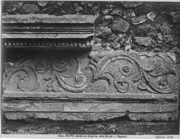 Pompei - Architrave di pietra nella strada dei sepolcri