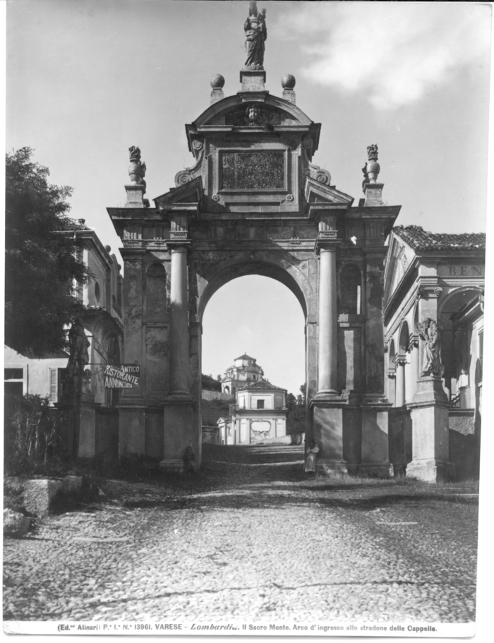 Varese - Il sacro Monte. Arco d' ingresso allo stradone delle cappelle