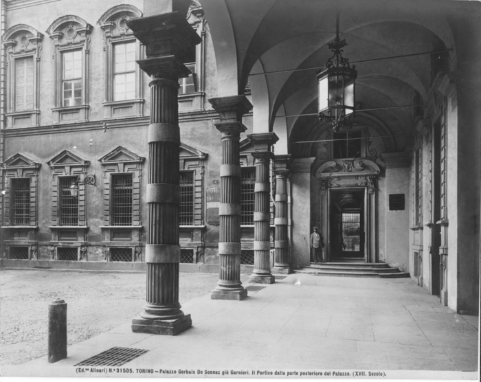 Torino - Palazzo Gerbaix De Sonnaz già Garnieri. Il Portico dalla parte posteriore del Palazzo (XVII secolo).