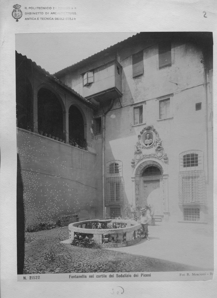 Fontanella nel cortile del Sodalizio dei Piceni