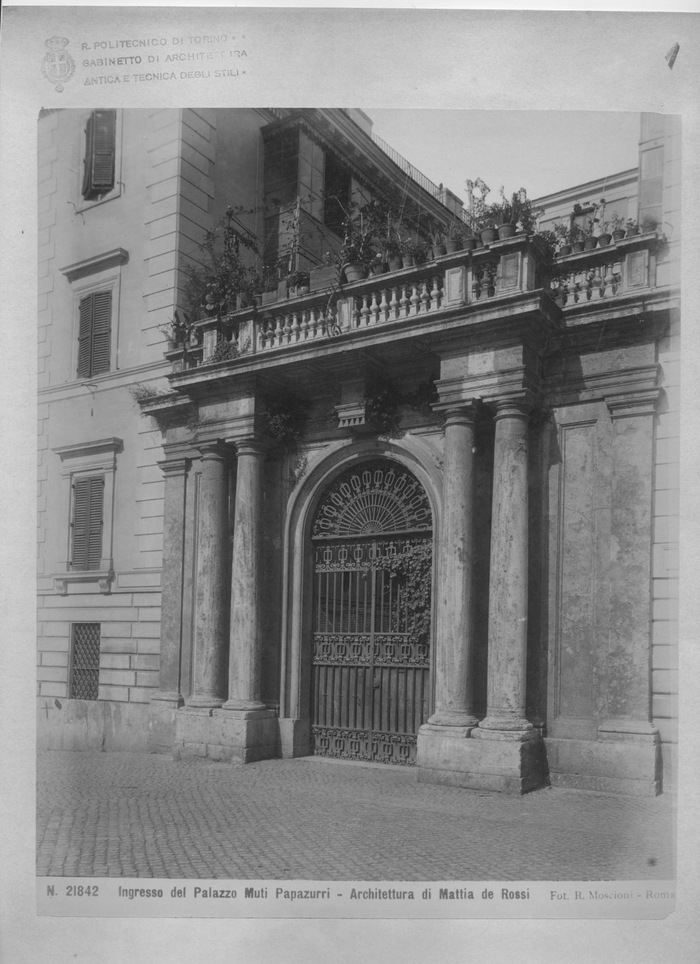 Ingresso del Palazzo Muti Papazurri - Architettura di Mattia de Rossi