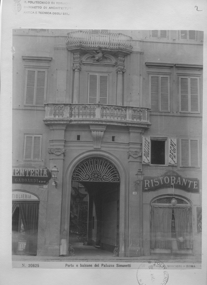 Porta e balcone del Palazzo Simonetti