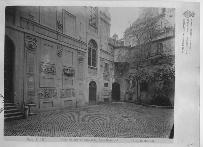 Cortile del Palazzo Odescalchi, Corso Umberto I