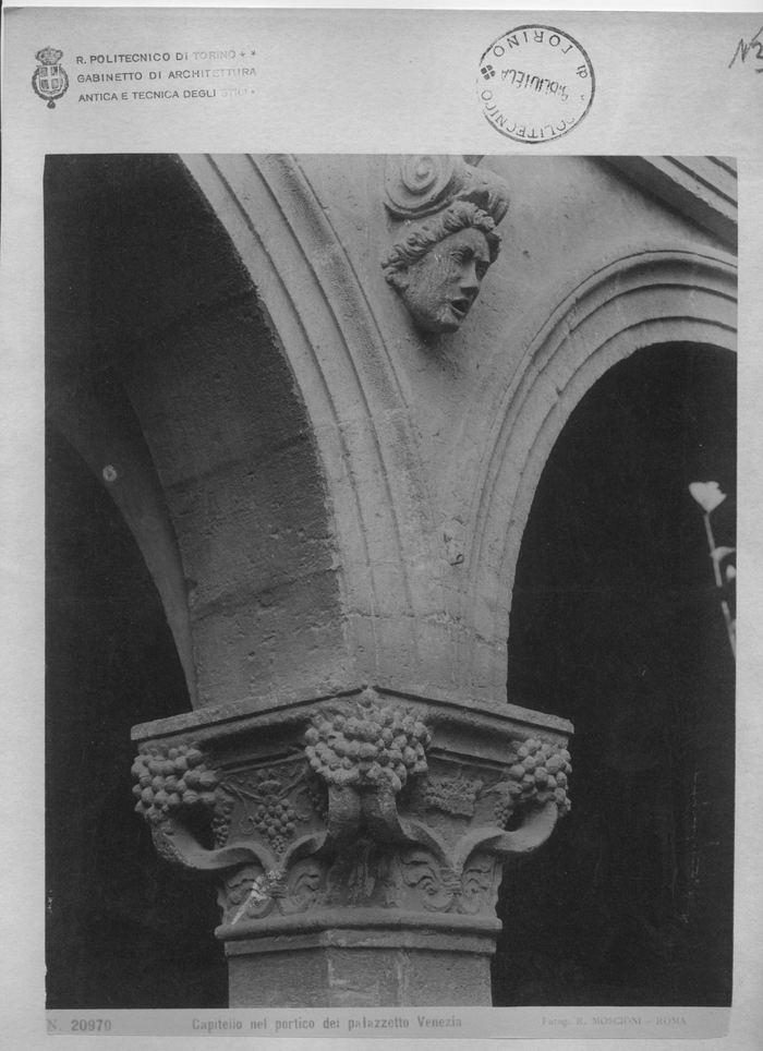 Capitello nel portico del palazzetto Venezia - Fotog. R. Moscioni - Roma