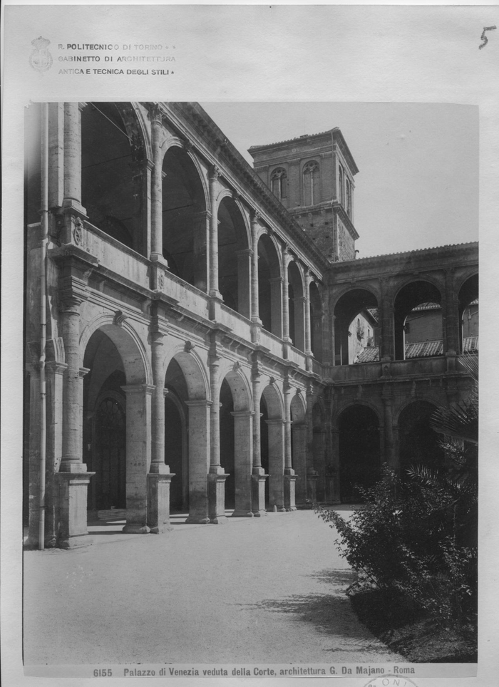 Palazzo di Venezia veduta della Corte, architettura G. Da Majano - Roma