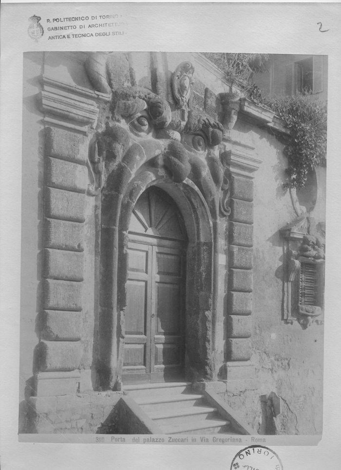 Porta del palazzo Zuccari in via Gregoriana - Roma