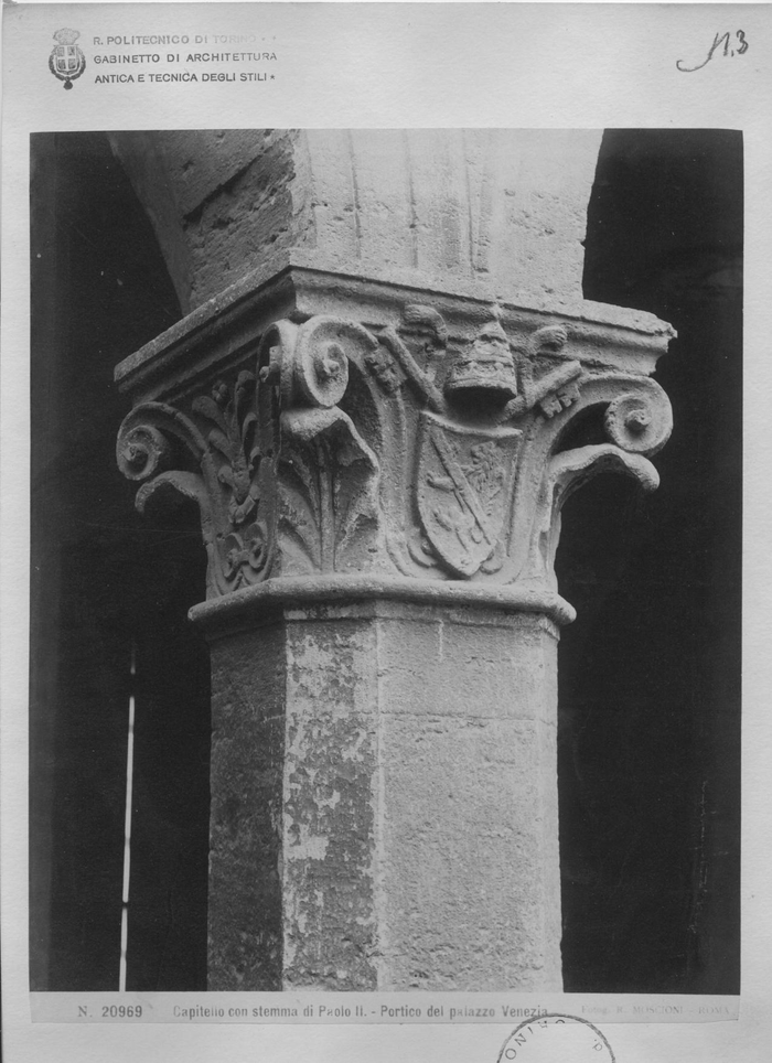 Capitello con stemma di Paolo II - Portico del Palazzo Venezia - Fotog. R. Moscioni - Roma