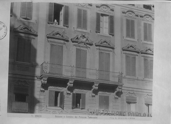 Balcone e finestra del Palazzo Tomassini