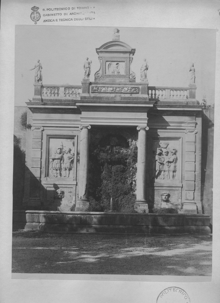 Roma. Fontana a Villa Albani