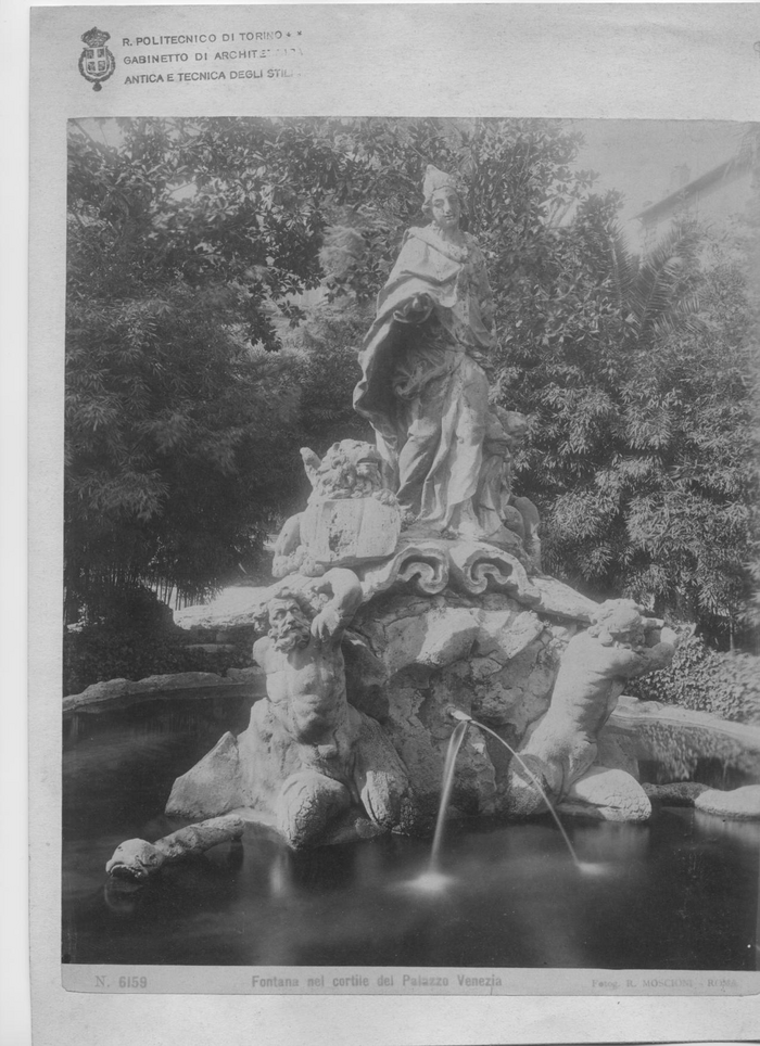 Fontana nel cortile del Palazzo Venezia - Fotog. R. Moscioni - Roma