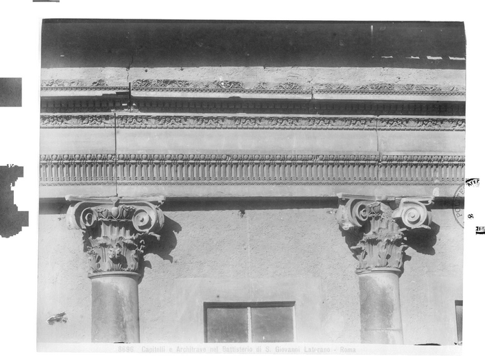 Capitelli e Architrave nel Battisterio di S. Giovanni Laterano - Roma